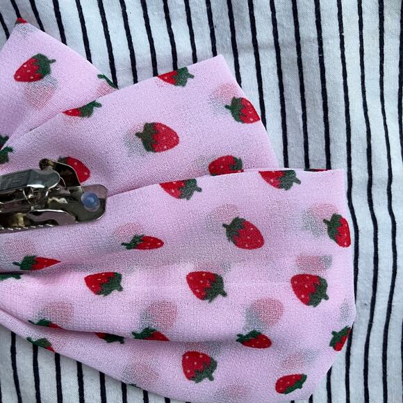 Pink strawberry hair bow, barrette clip, coquette cottagecore Y2K indie boho - Picture 6 of 6
